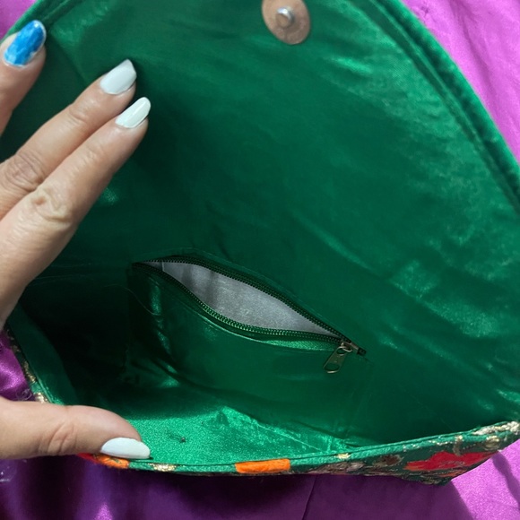 Silk and Sateen hand embroidered crossbody/clutch.NWT - Picture 7 of 8